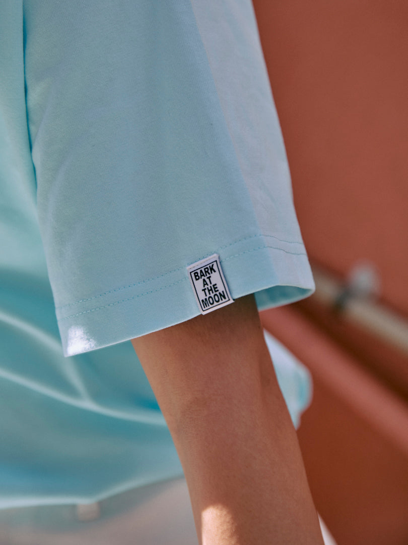 B logo design T-shirt