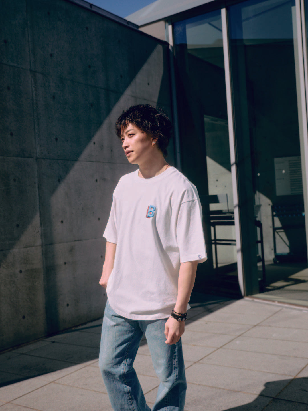 B logo design T-shirt