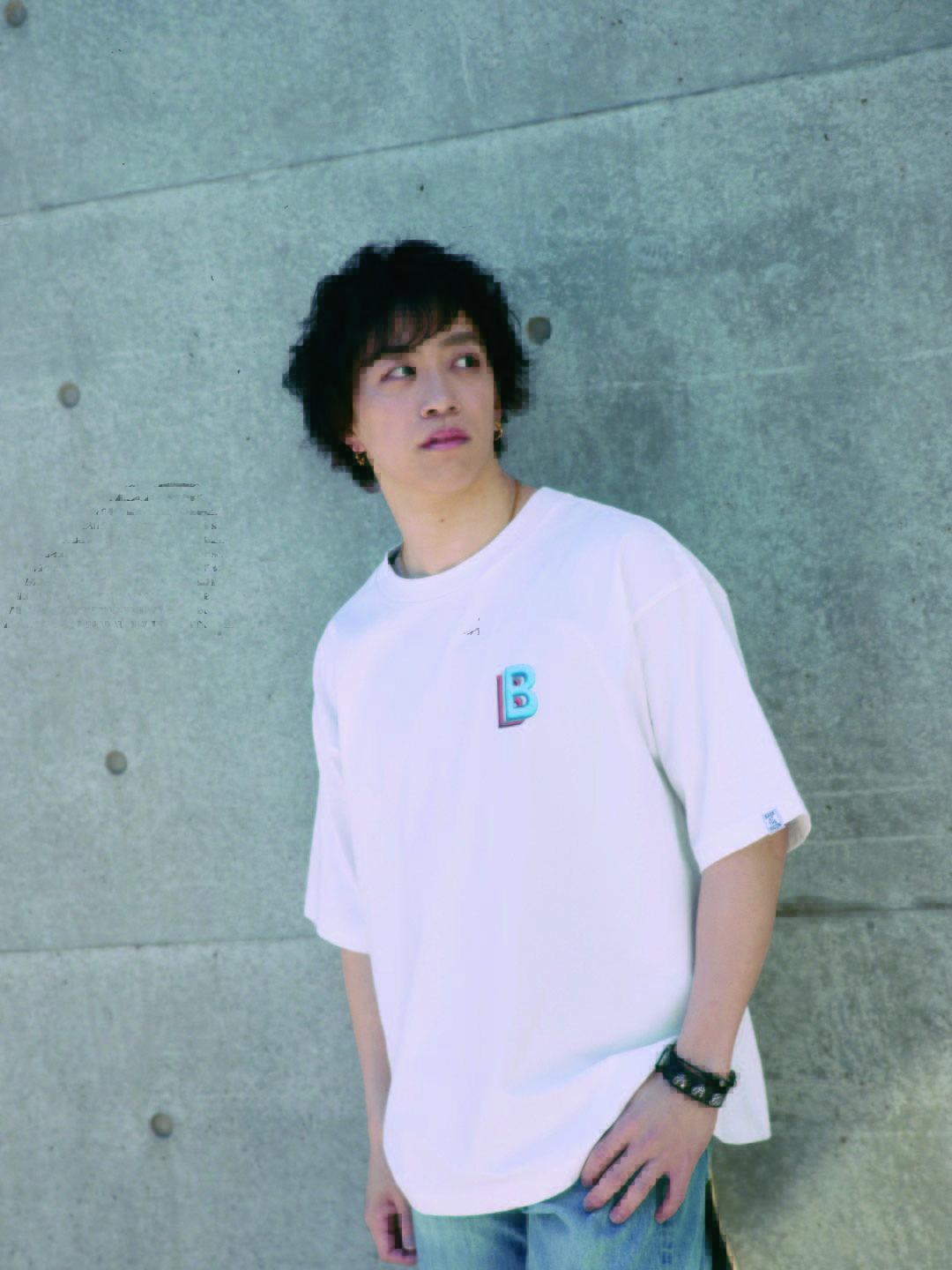 B logo design T-shirt