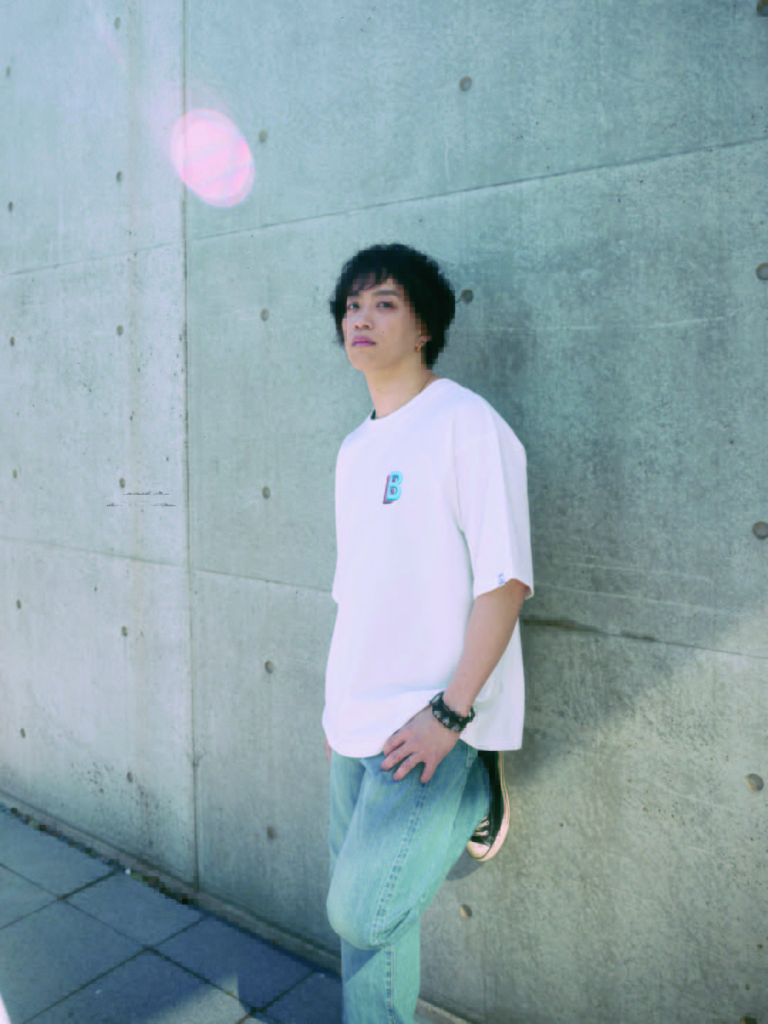 B logo design T-shirt