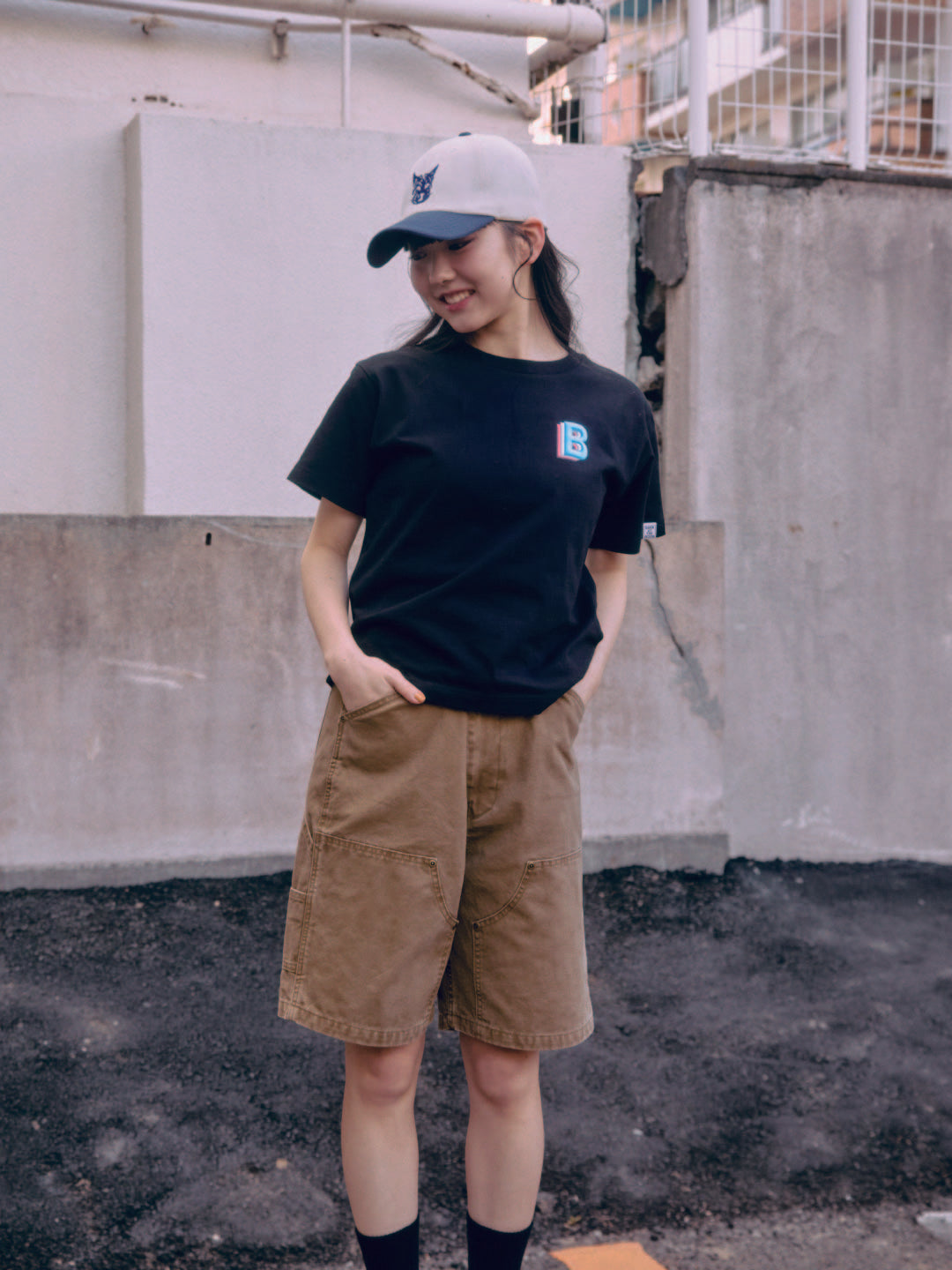 B logo design T-shirt