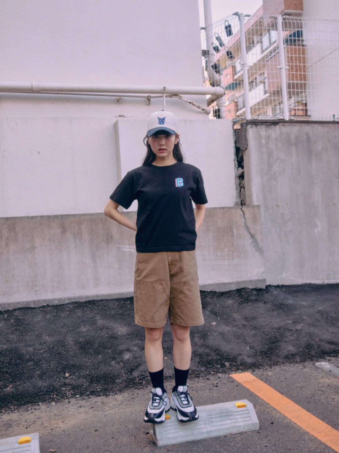 B logo design T-shirt