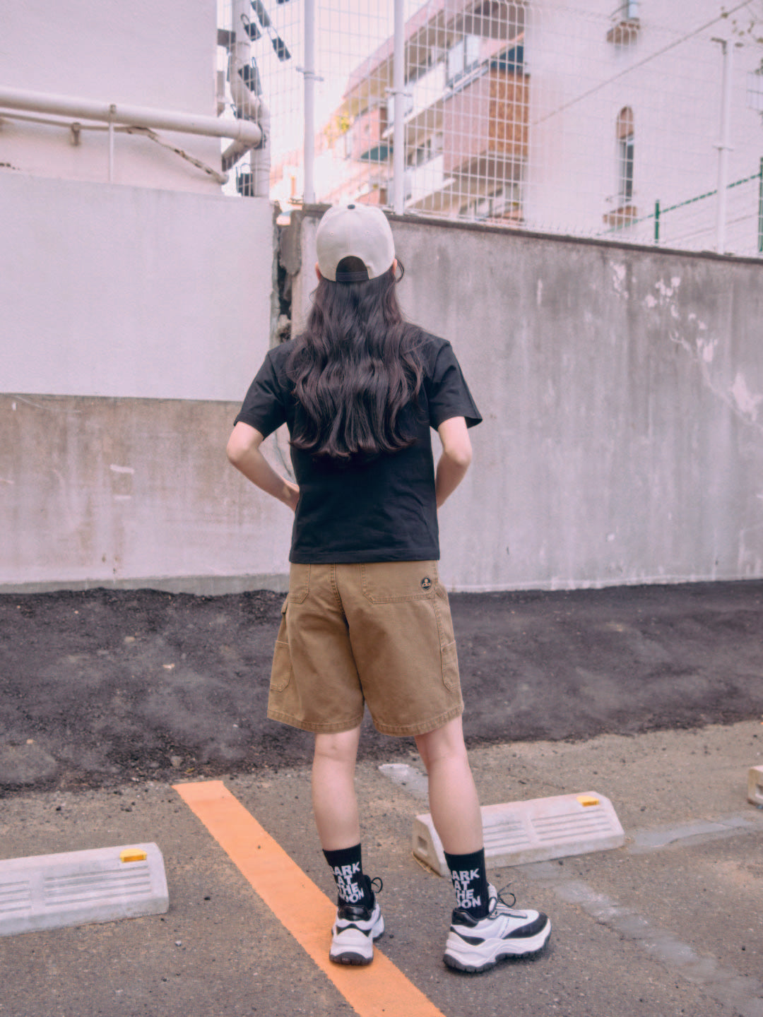 B logo design T-shirt