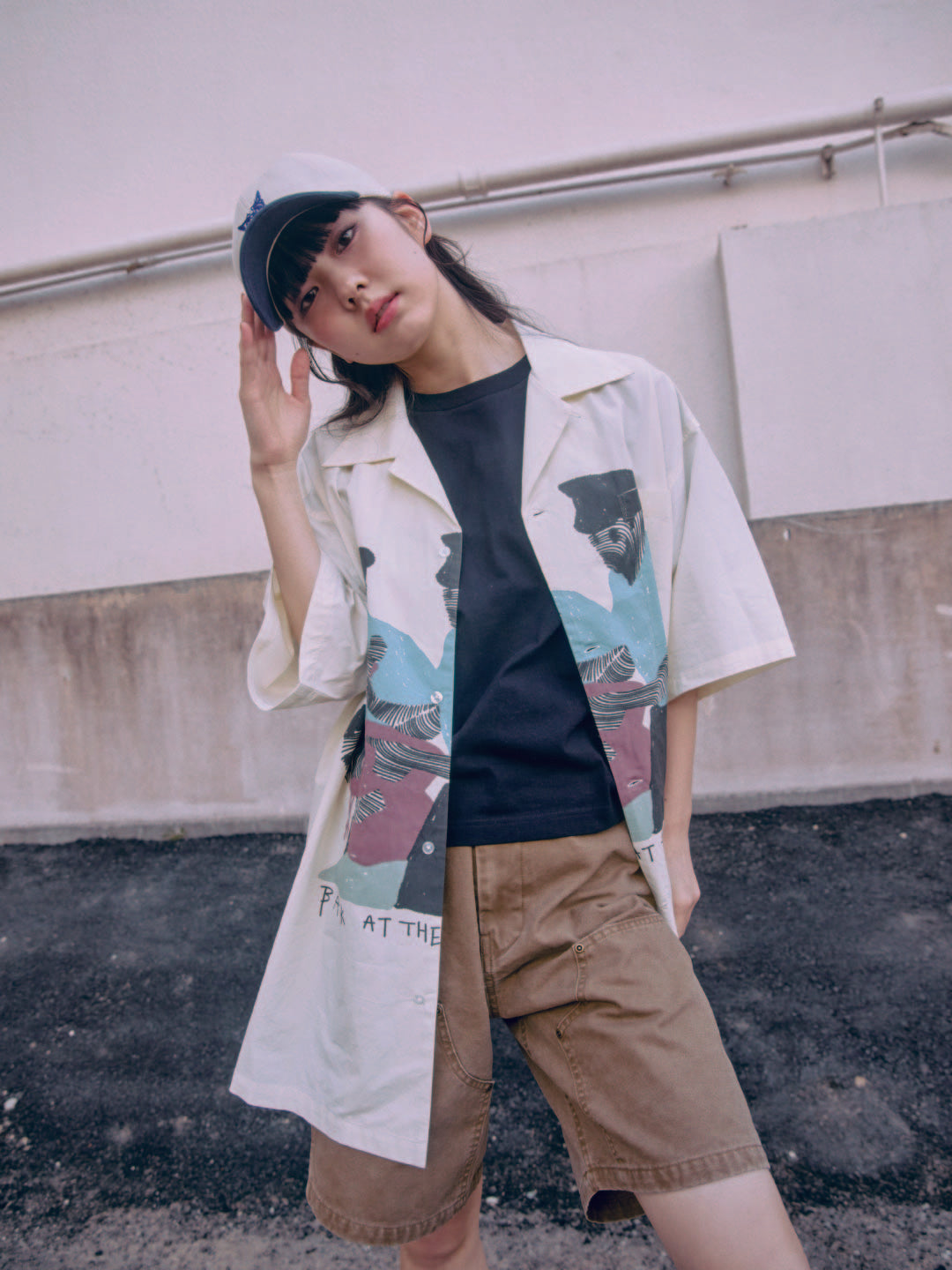 B logo design T-shirt