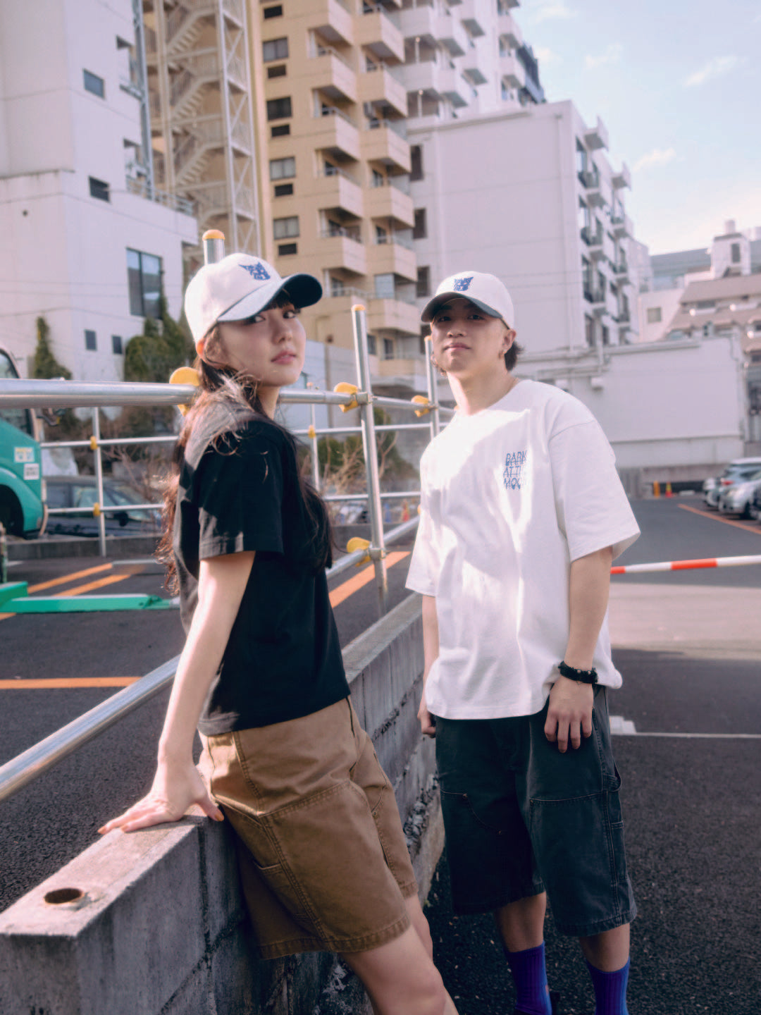 B logo design T-shirt