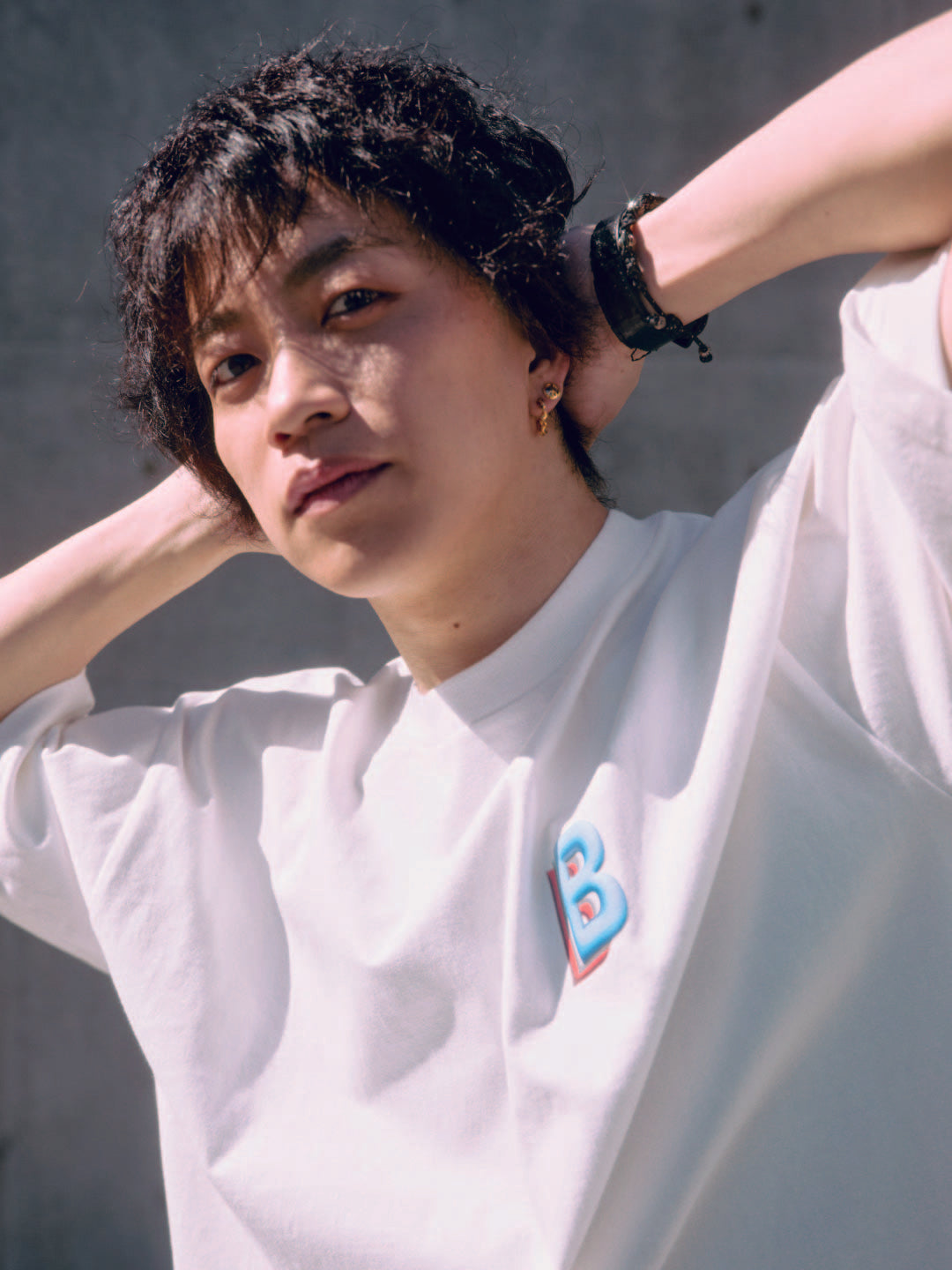 B logo design T-shirt