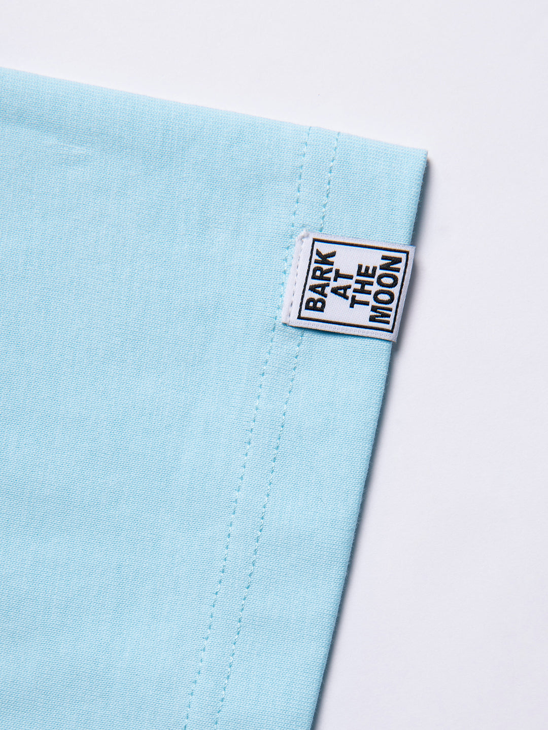 B logo design T-shirt